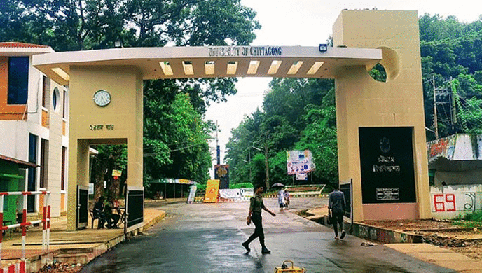 চট্টগ্রাম বিশ্ববিদ্যালয় ক্যাম্পাসে গাঁজা সেবনের সময় ৯ শিক্ষার্থী আটক