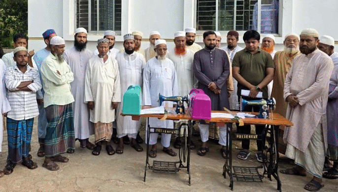 চৌদ্দগ্রামে জামায়াতের যুব শাখার মানবিক উদ্যোগ: সেলাই মেশিন ও নগদ অর্থ সহায়তা পেলো তিন পরিবার