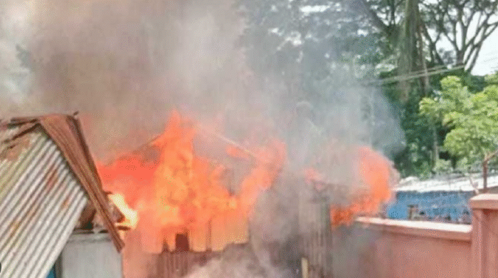 কাপ্তাইয়ে পরিত্যক্ত দোকানে ভয়াবহ আগুন: প্রায় ৩ লাখ টাকার ক্ষয়ক্ষতি