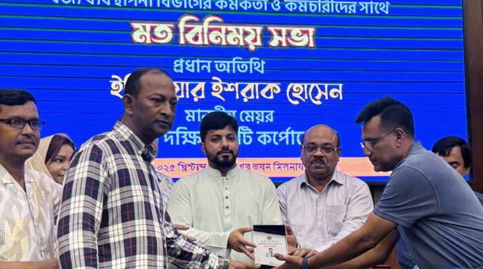 নগরভবনে মেয়র ইশরাকের সভা অনুষ্ঠিত, তিনি পেলেন শুভেচ্ছা ও ক্রেস্ট