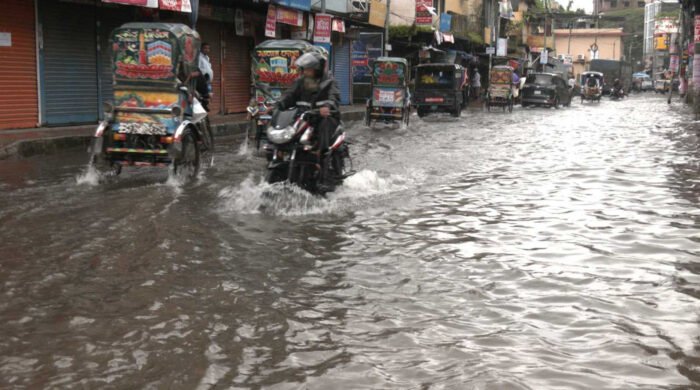 বরিশালে টানা বৃষ্টিতে জলাবদ্ধতা, অচল জনজীবন